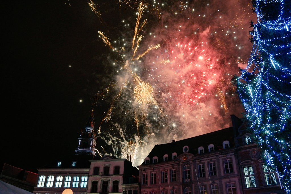 Belle vue (de la Grand Place) sur le feu d'artifice tiré depuis le Beffroi de Mons 
#HappyEnd #Mons2015
