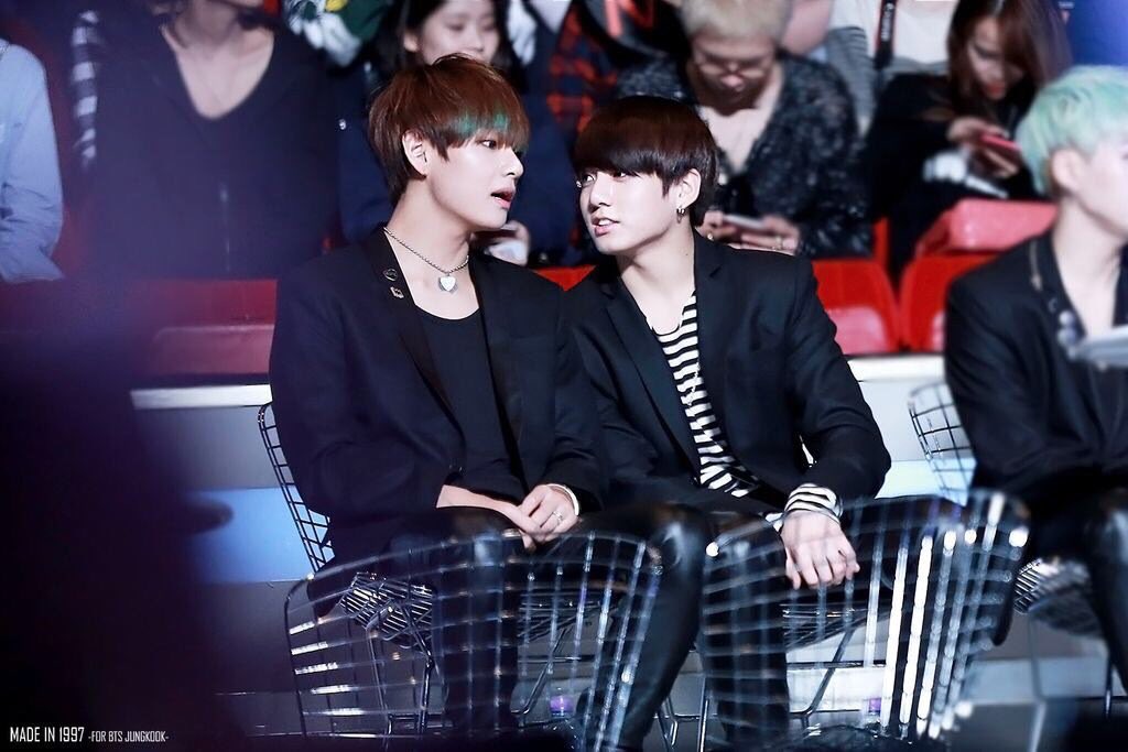 Что произошло между тэхеном и чонгуком. BTS taekook. Группа БТС Чонгук и Тэхен. Вигуки BTS. Чонгук и Тэхен.