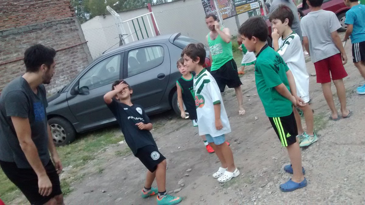 noedadderio's tweet image. Mirando a su ídolo @charly22lp  @LpJaque @LpJaque @Andrelogelp