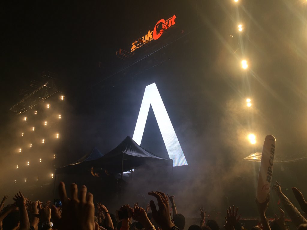 rvss_v's tweet image. #ZoukOut2015 🙌🏻🙌🏻🙌🏻