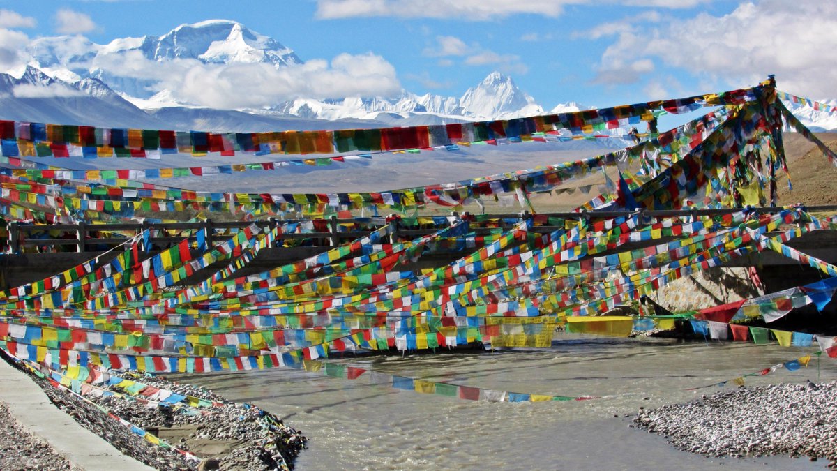Alex__Barber's tweet photo. #Rad shot of #ChoOyu rising above a prayer flag covered bridge.
#photooftheday #rewind #eightthousander https://t.co/j0EkahXwzi
