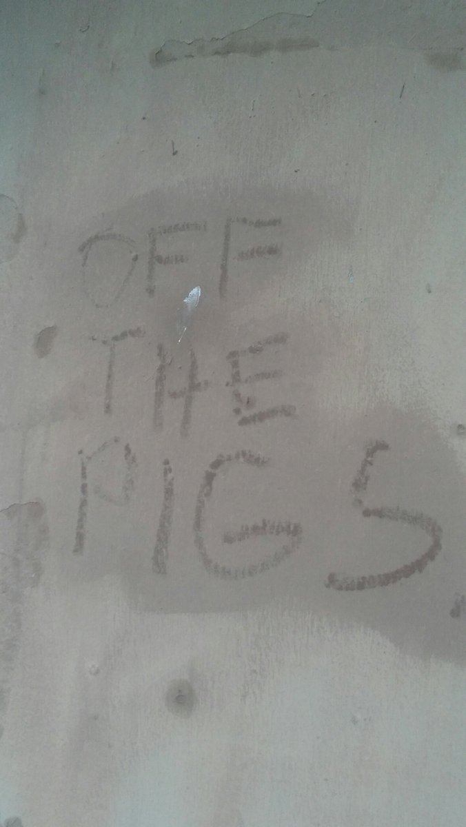 ReWyldStL's tweet photo. The writing on the wall:
#FTP #ACAB #Ferguson #ShawShooting #StL #StLouis #SaintLouis #16times #IfTheyGunnedMeDown https://t.co/SGuNmX8Uei