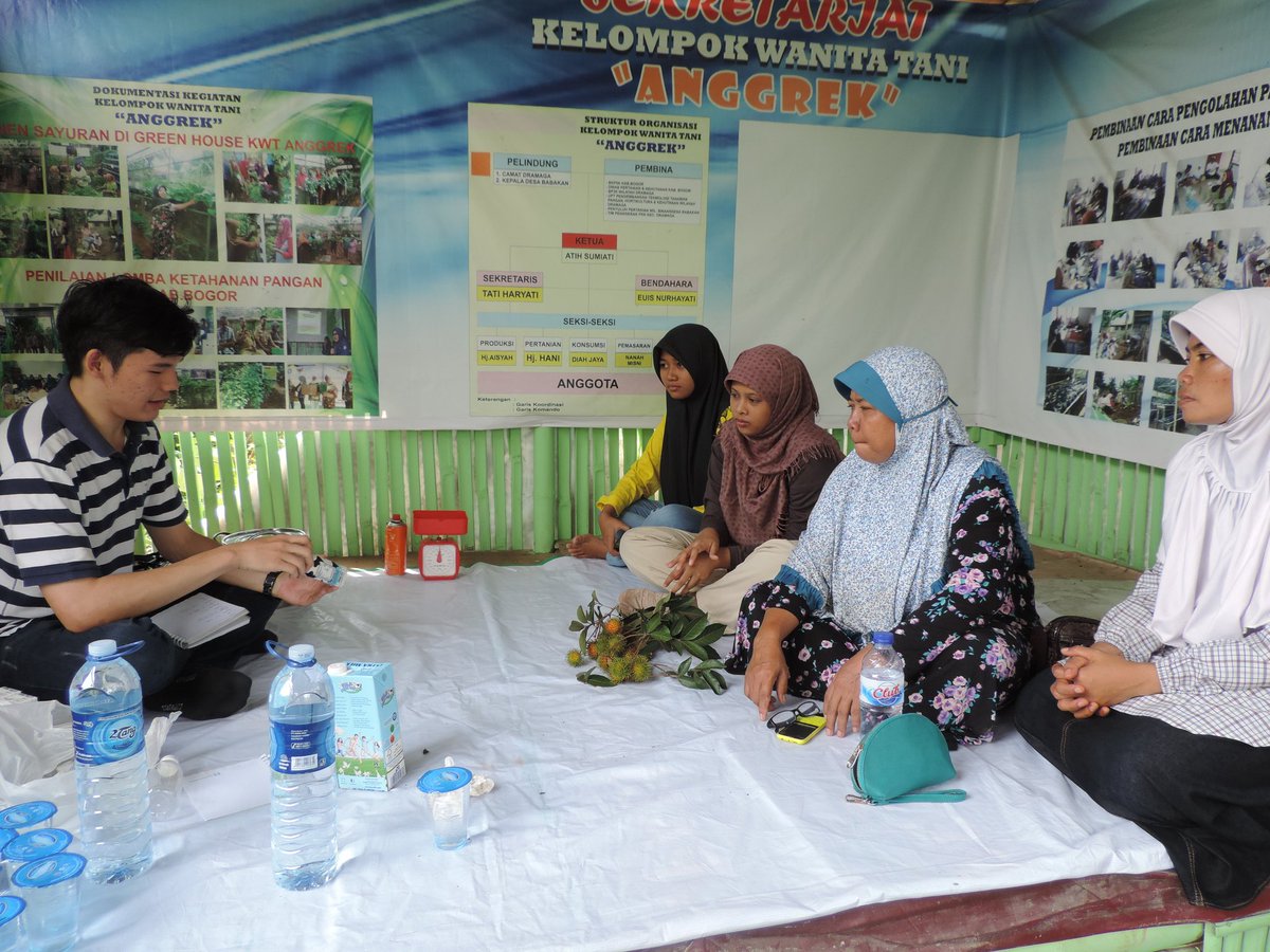 bip_ipb's tweet photo. Haiii greeners, kemarin kita buat yoghurt bareng sama Kak Eric ITP 49 loh bareng ibu-ibu KWT @ipbofficial https://t.co/NUgVkF954e