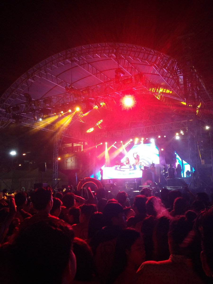 norminaemia9's tweet photo. Life is made up of moments like this #RedvolutionMNL https://t.co/1xYPNKkDXo