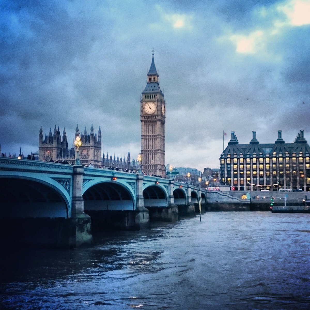 MoinLondon's tweet photo. Taking a break at the Big Ben. What can be more beautiful? #moinlondon https://t.co/FExaloUcBl