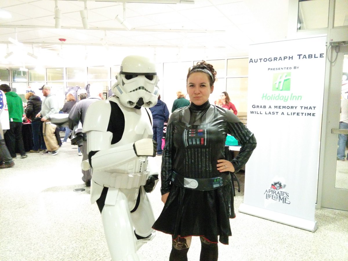 IsMyGeekShowing's tweet photo. @PortlandPirates #starwarsnight #betterthanchristmas?! https://t.co/IBEPH3yi6M