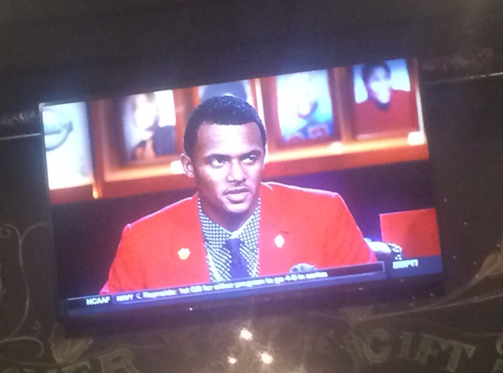 TiffanyKeith1's tweet photo. It's orange not red. U dumb people #Heisman https://t.co/7IoUe6R6x1