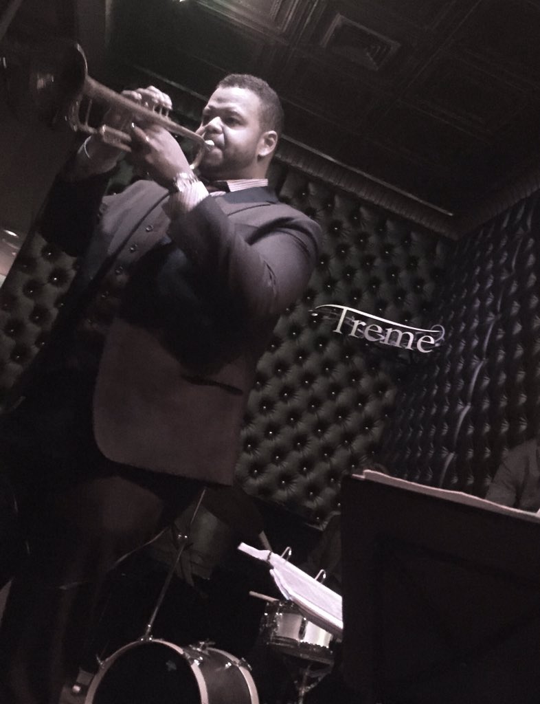 TremeIslip's tweet photo. @Jumaane has talent to spare!! Amazing the crowd! https://t.co/ENCkOVv9gL