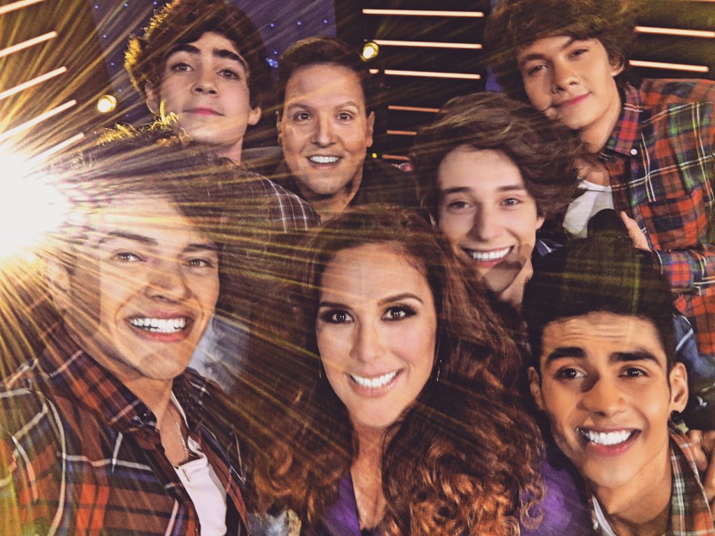 SELFIEEEEEEE ✌🏻️ @angelicavale @Raultvgonzalez @QueNocheOficial