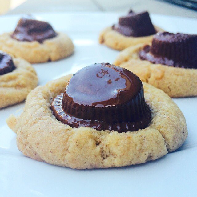 #vegan peanut butter blossom cookies 🙏🏼😱 guuuyzzzz #unreal #meltsinyourmouth