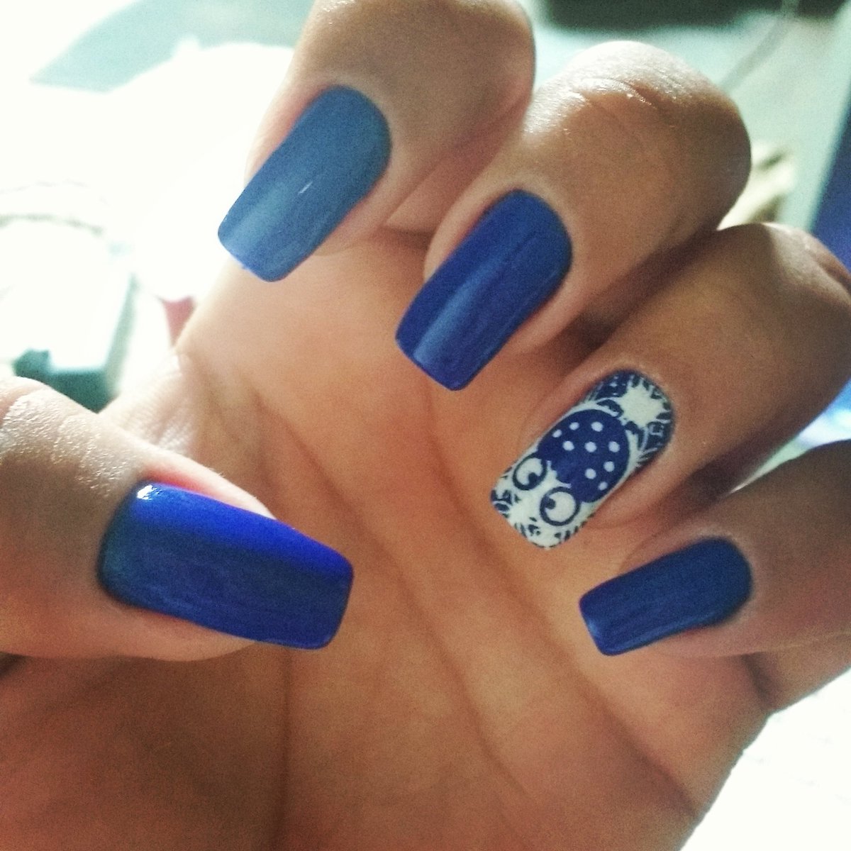GrazyReisS2's tweet photo. Unhas da semana #AzulNeon #Corujinha #AmoEsmalte https://t.co/YCLeVeoRJq