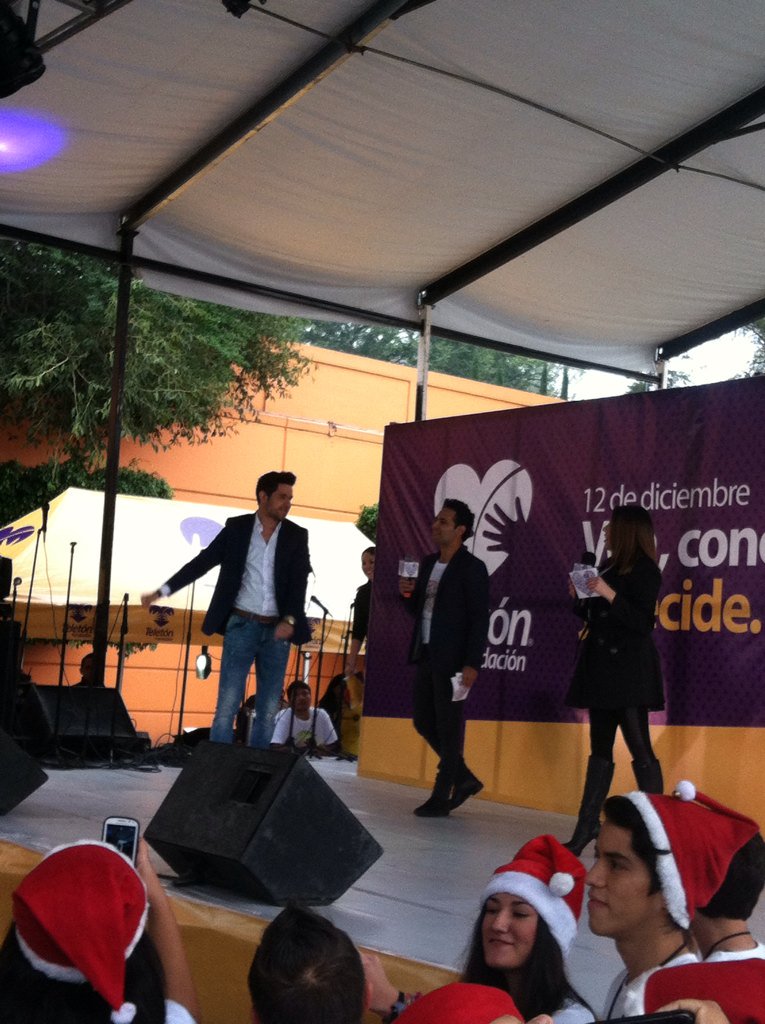 LaVidaDeUnFan's tweet photo. #SoyTestigoTeleton @EleazarGomez33 👏✨ https://t.co/c0RmHlV3b1