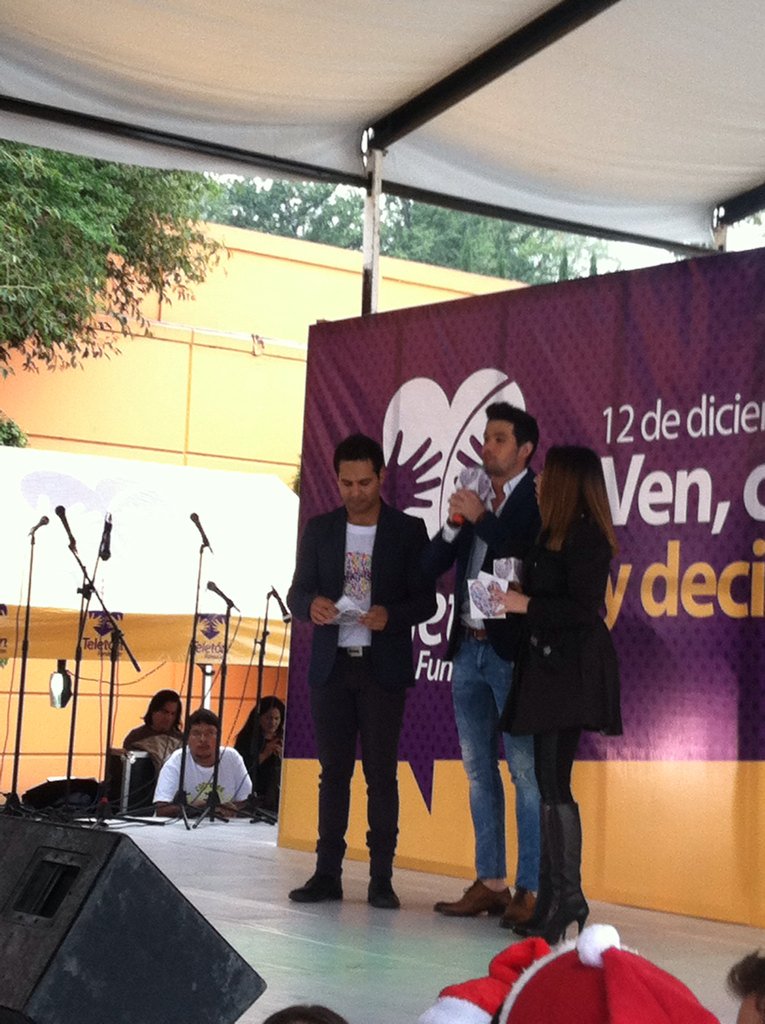LaVidaDeUnFan's tweet photo. #SoyTestigoTeleton @EleazarGomez33 👏✨ https://t.co/c0RmHlV3b1