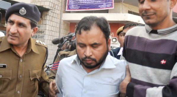 news24tvchannel's tweet photo. जयपुर: ISIS एजेंट ने किए कई खुलासे, लड़कियों से चैट कर करता था ब्रेनवॉश #ISIS #ISISAGENT https://t.co/9P8dYYbCM4 https://t.co/UMci3oSsGe