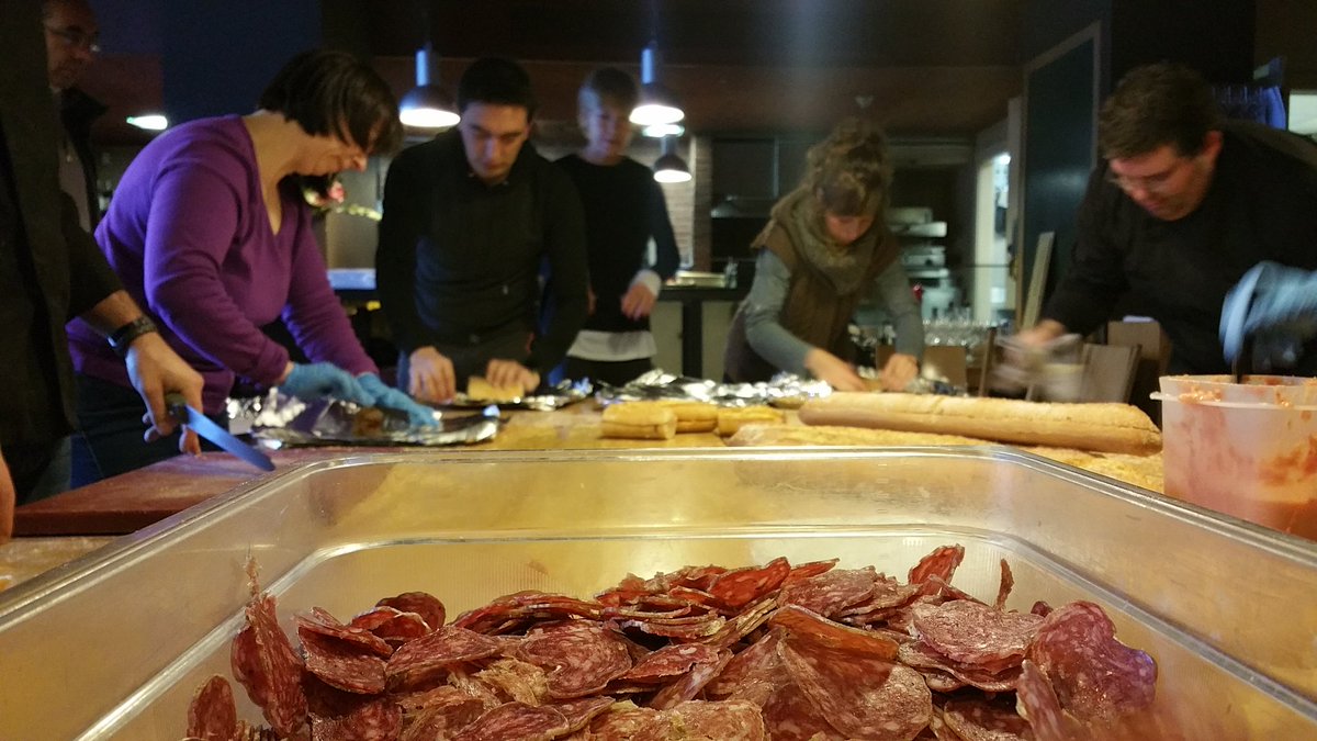 mmmarato's tweet photo. Ritme sense pausa a #sibarmanresa fent entrepans per #cursaperlavida @la_marato #Manresa https://t.co/xeJ6JybuaS