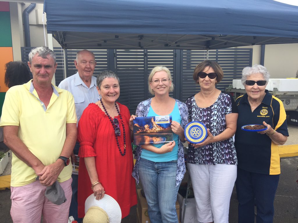 RotaryBundyEast's tweet photo. Look who likes our #rotary #fundraiser Christmas cakes! Thanks Minister Donaldson and Senator Moore https://t.co/lhiVnAh5Hj