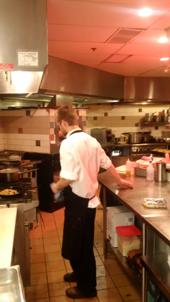 BrianFowke's tweet image. ....that's the 400th plate going out over them line at Bonfire waterfront restaurant.