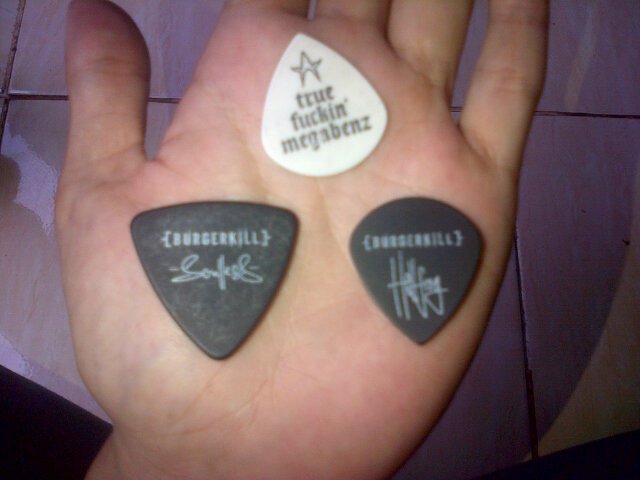 Di borong <a href="/agung_hellfrog/">Agung Burgerkill</a> <a href="/ProphetiaAeon/">Ramdan Agustiana</a> ebenz gada twitter #Burgerkill #superguitaristIndonesia