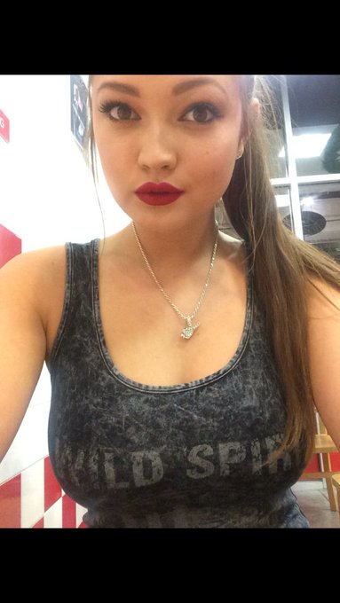 Join me on @Snapchat @chelsiearyn #MissMarch2015 ?? https://t.co/Xn36G67Ywz