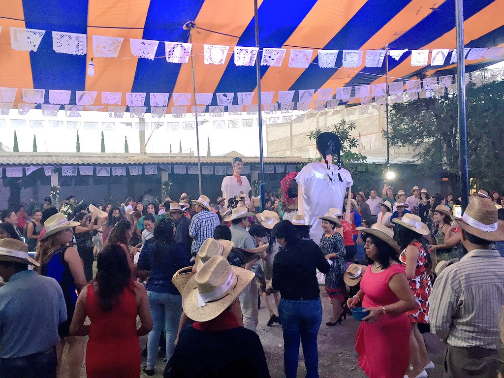 wabyymelii's tweet photo. #boda #zimatlan #Oaxaca #suhey&amp;jorge https://t.co/Lor7XxMmg6