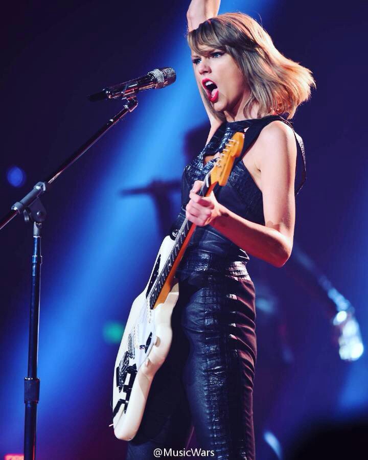 Angeling24's tweet photo. #HappyBirthdayTaylor I can't love you more and have a really nice birthday @taylorswift13 ❤️❤️❤️ https://t.co/Or0pi9EKO6