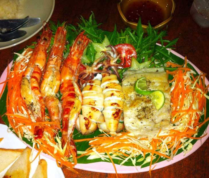 KhaoLak813's tweet photo. Sunday evening is beach barbecue time at Ao Thong Beach. @mrnueng Fresh delicious seafood https://t.co/Csspd81iOF https://t.co/vH3pqwJhjT