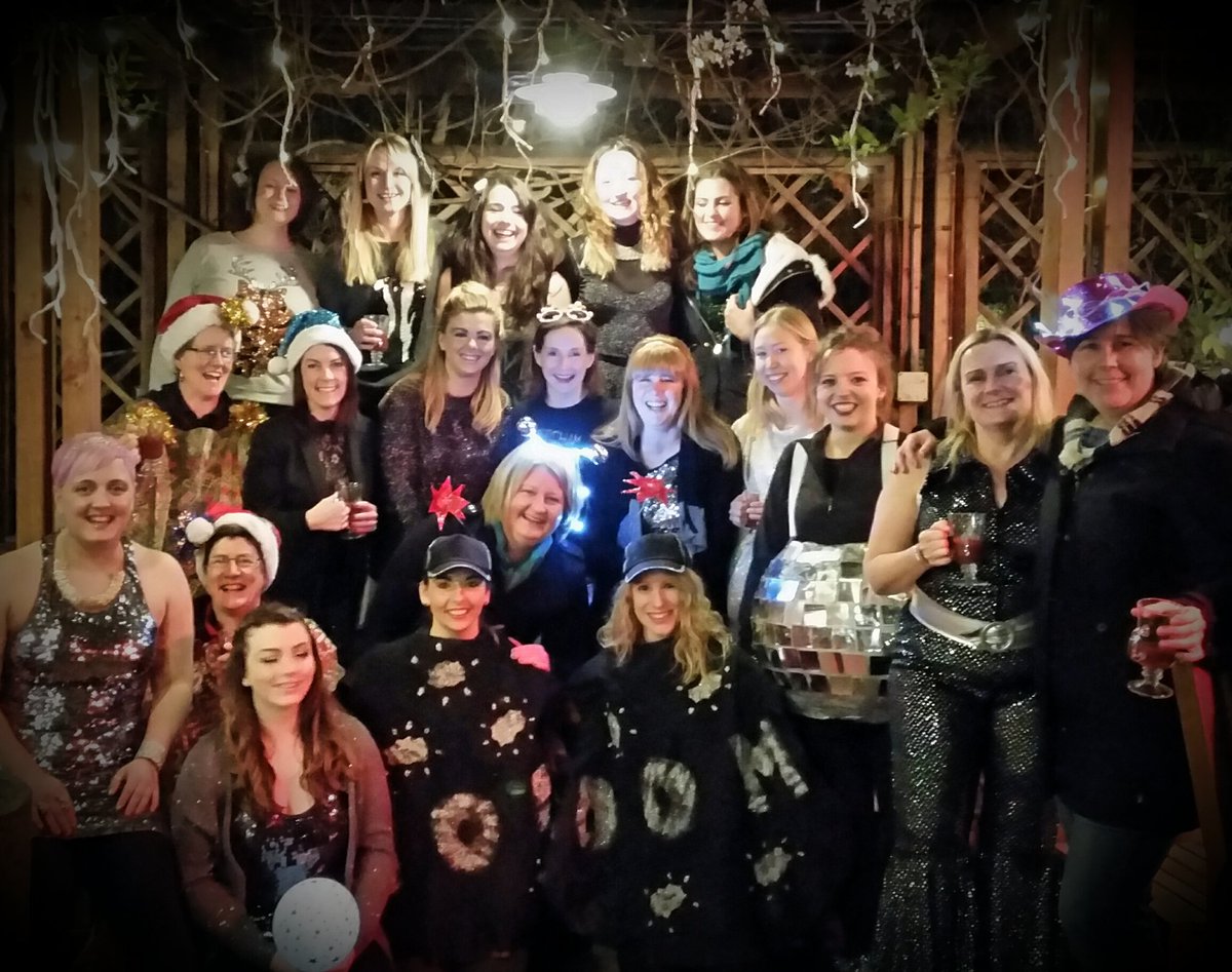 haveaniceday_GC's tweet photo. #christmssparty #hockeyfamily @sopholiverlikes @rosencrownsw19 @MitchamLadies @olearybridget @JessicaFrost12 https://t.co/6FVBJmoLTJ
