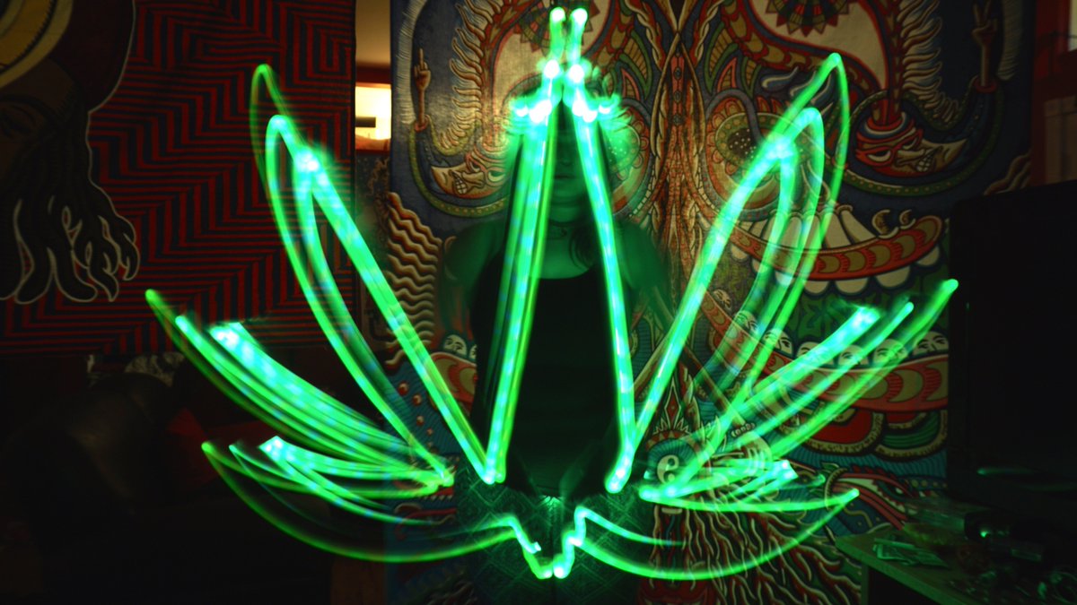 lilriversprite's tweet photo. still the best photograph I've ever taken #MileHighMovement #lightpainting #milehigh #edm #weedleaf #stoner https://t.co/csbwuNZGrq