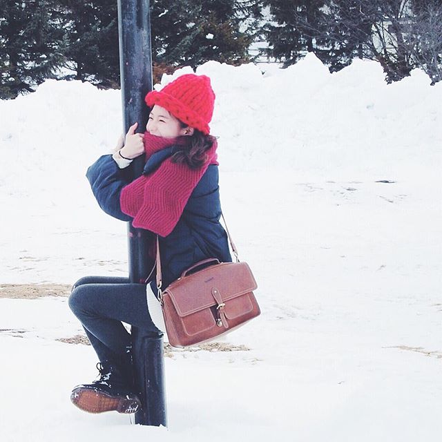 pimthastory's tweet photo. อยู่ต่อเลยได้มั้ยย 😆❄️ leave me alone #mementobag #camerabag #leather #pimtha #pimthafc https://t.co/NXXU9aj7cS