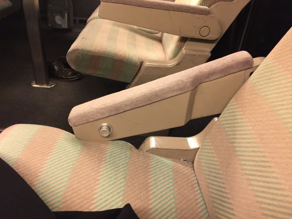 i20malsot's tweet image. Hey @SNCF #tgv5152 V6 P11 joint fenêtre HS accoudoir HS rossignols dans le mobilier. #maintenanceFail