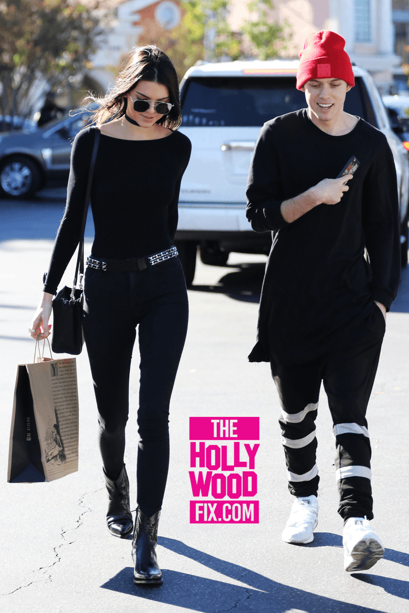 HollywoodFix's tweet photo. Kendall Jenner grabs gas and shops at Barnes &amp; Noble before lunch with Harry Hudson!  https://t.co/RdwPnFKKQq https://t.co/WyfvSzGASZ