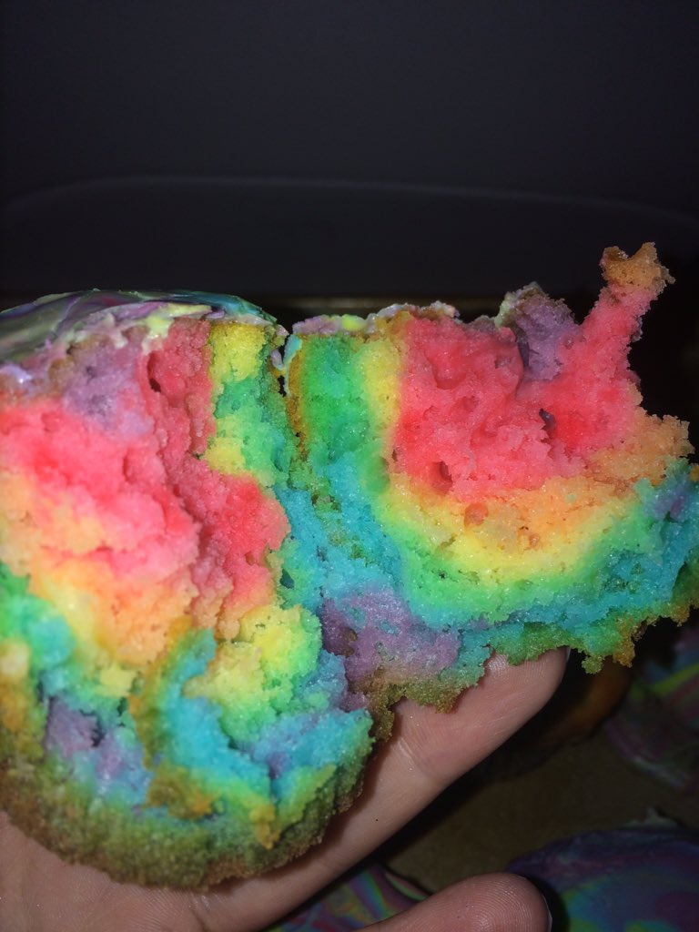 The_One_Lesbian's tweet photo. @cherrycupcakke made rainbow cupcakes! https://t.co/ZxbjSDYFsc