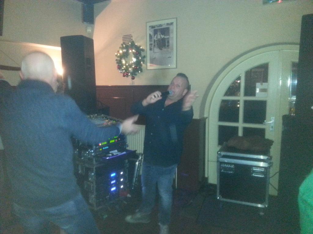 Marijetwente's tweet photo. Mooie wedstrijd van Twente gemist maar wel een topavond met @LytseHille gehad #spaarkasfeest #cafedem #twegra https://t.co/UXBvPN3fG7
