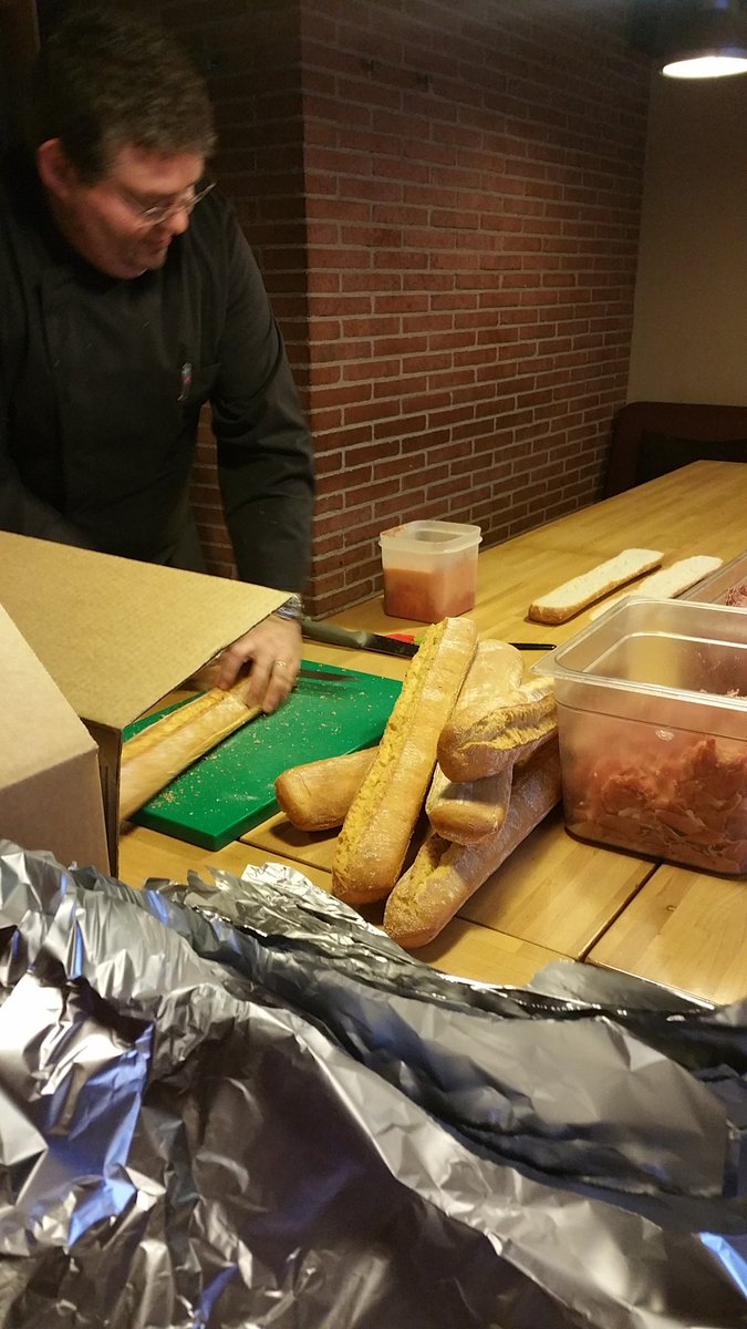 mmmarato's tweet photo. Comencen a sortir els primers entrepans al #sibarmanresa per la #cursaperlavida de @la_marato #Manresa https://t.co/BSkTLAoJ7E