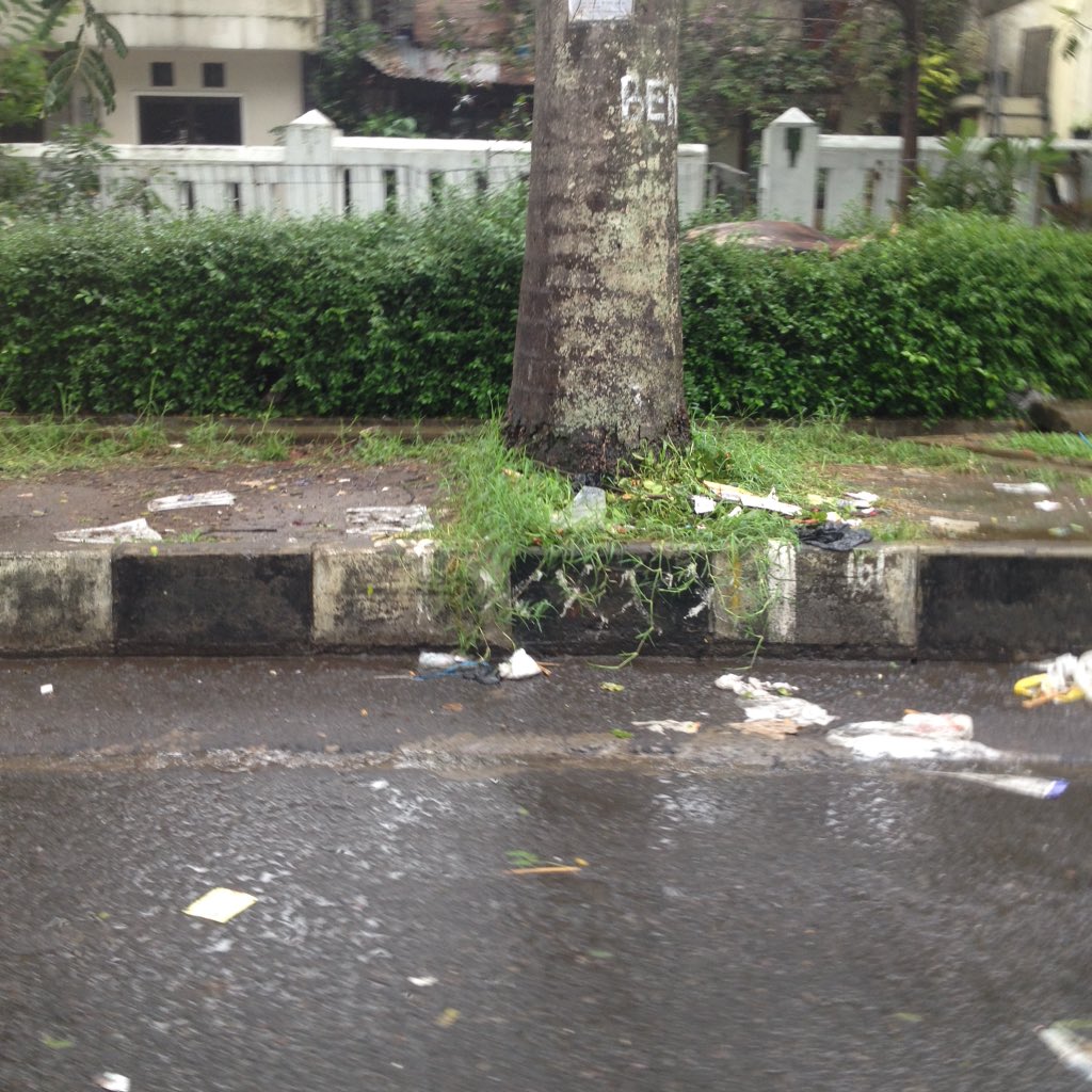 infobandung's tweet photo. .@pdkebersihanbdg RT @AngiKarangwangi: melewati jl dkt gasibu, sampah berantakan di jalan https://t.co/K571gvJ4Vs
