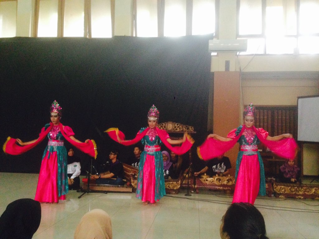 Lismaunpas's tweet photo. Gamelang ngawih @Lismaunpas:  #Emblim32Lisma #livetweet #TheRevolutioner #LismaUnpas https://t.co/025vSAZEZB