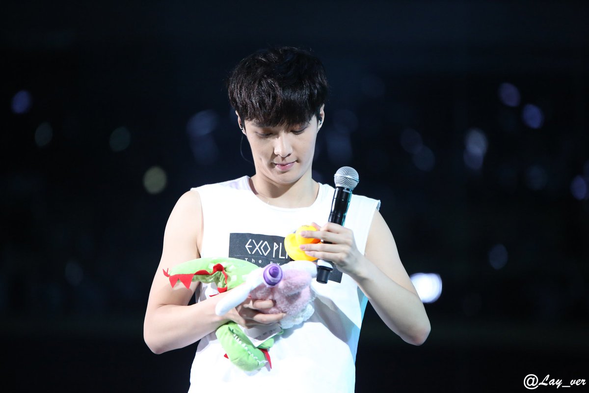 kaiyunSportVip's tweet photo. [PIC] 151212 LAY (cr layver)
 https://t.co/WHBsBqQVH5