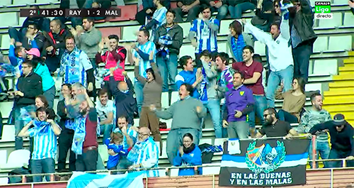 MPlusDeportes's tweet photo. Llegaban en descenso. Muchos kilómetros y horas de viaje, pero aquí están. Grande la afición del Málaga. https://t.co/jwWfKbOHwC