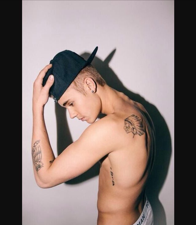 Джастин бибер певец торс. She knows biber. She knows biber. Макан певец татуировки. Justin bieber 2020.