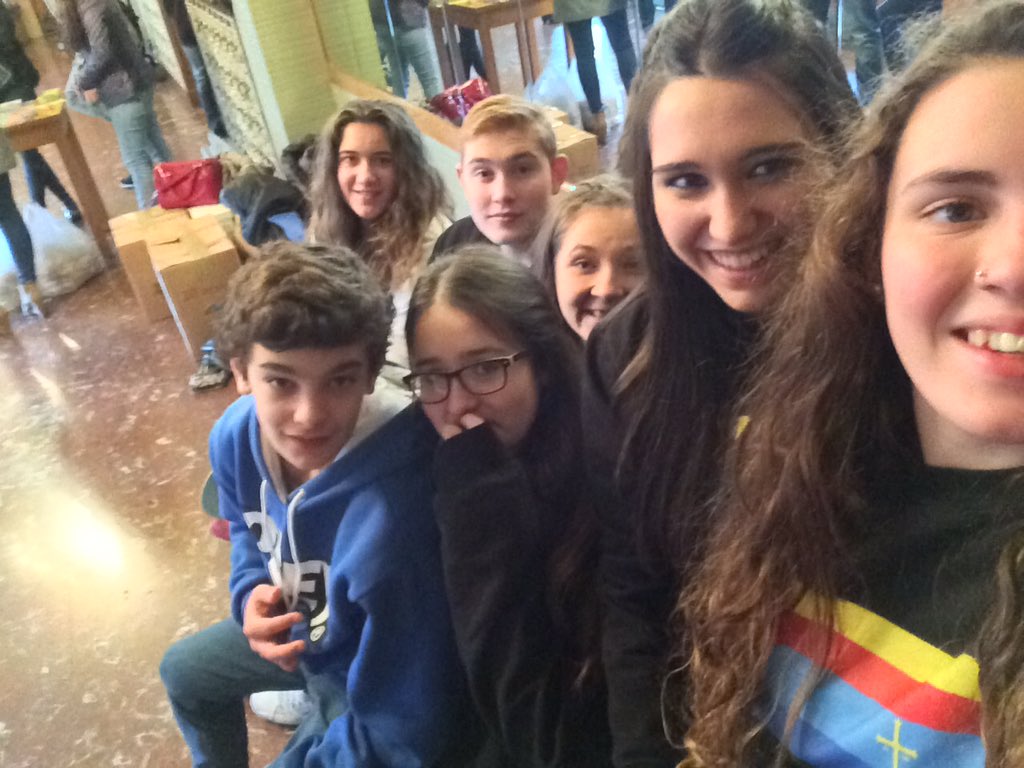 OJEColloto's tweet photo. Equipo de voluntarios en el concierto del Filarmónica, ayudando en la recogida para la Operación juguete🎁 https://t.co/WQdmor333C