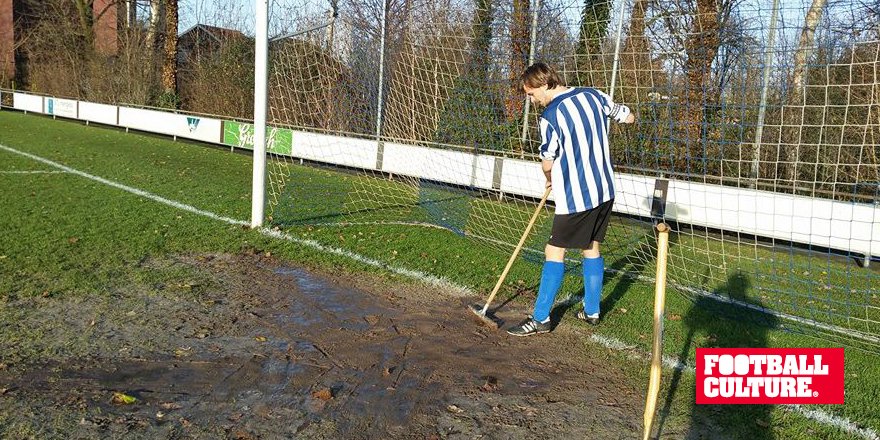 AMATEURLIFE: BWO 9 x DSVD 5

Voor de wedstrijd de 5 meter droogmaken met een trekker. Niemand klaagt. Echt voetbal!!