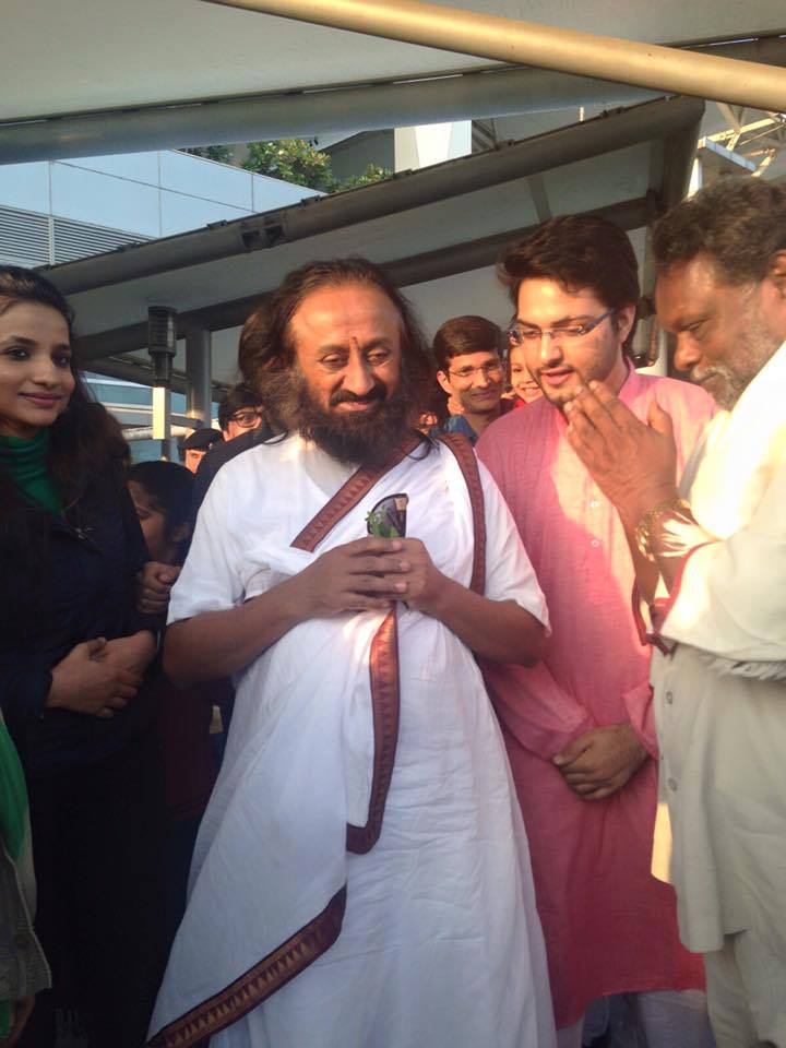 shachi_sxn's tweet photo. rajeevshilpa: eskayjgd2012: RT jgdpalak: And the Master is here !
Gurudev SriSri lands at #Delhi today
#CatchTheWโฆ https://t.co/MXbuAwdUMQ
