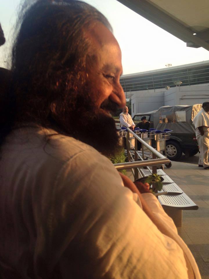 shachi_sxn's tweet photo. rajeevshilpa: eskayjgd2012: RT jgdpalak: And the Master is here !
Gurudev SriSri lands at #Delhi today
#CatchTheWโฆ https://t.co/MXbuAwdUMQ