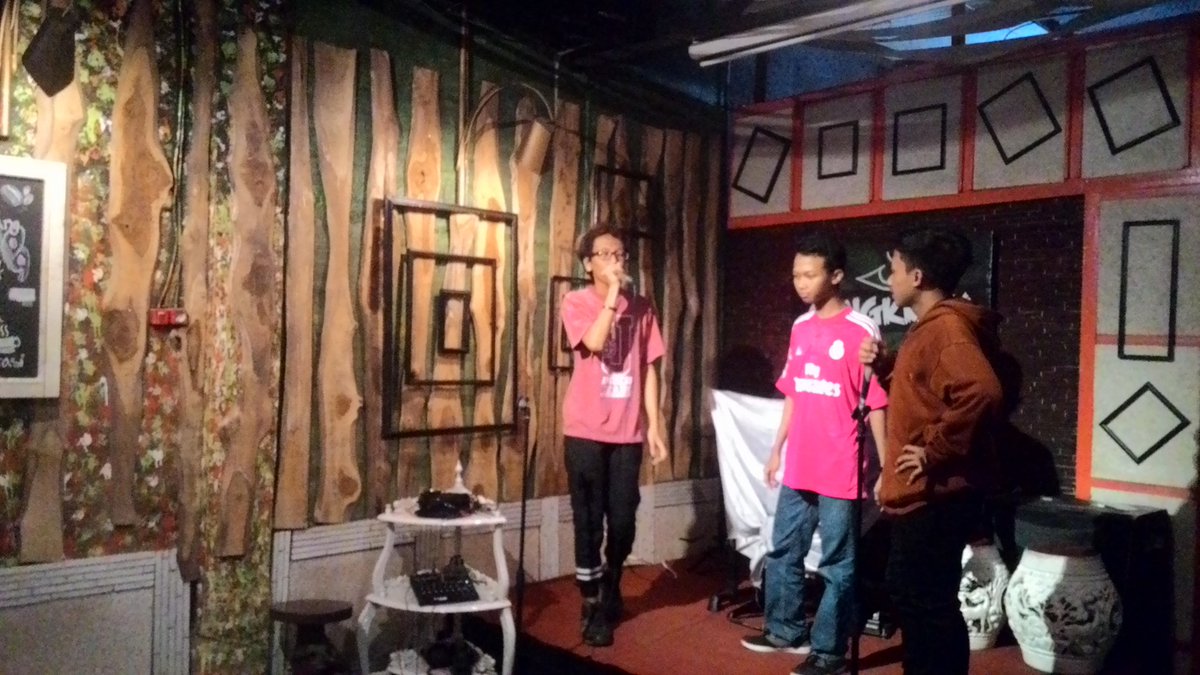 StandUpIndo_JBG's tweet photo. #OpenMicJBG dibuka sama @JombangBeatbox wuhuuu https://t.co/rPCTW1hz9R