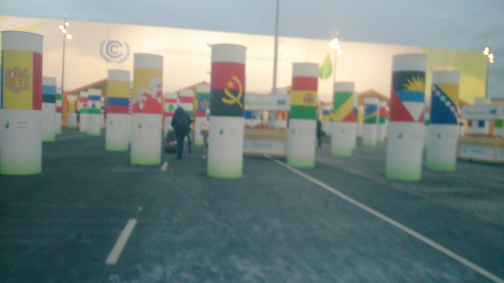 sofia0nadir's tweet photo. #COP21 Il est temps de quitter le territoire Onusien pour revenir sous l'autorité française.. https://t.co/nS89yW3dfj