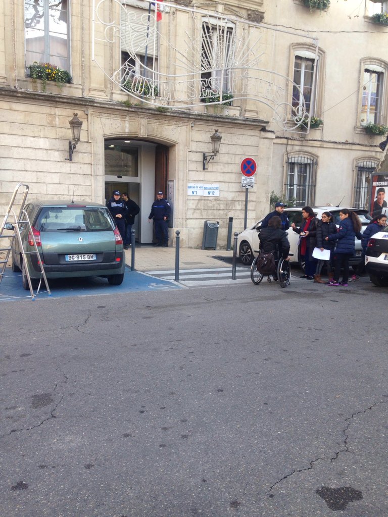 mchantrait's tweet photo. À la mairie de carpentras la police municipale interdit de filmer le vote de #MMLP à la demande du maire ps https://t.co/VAnM1WsRcJ