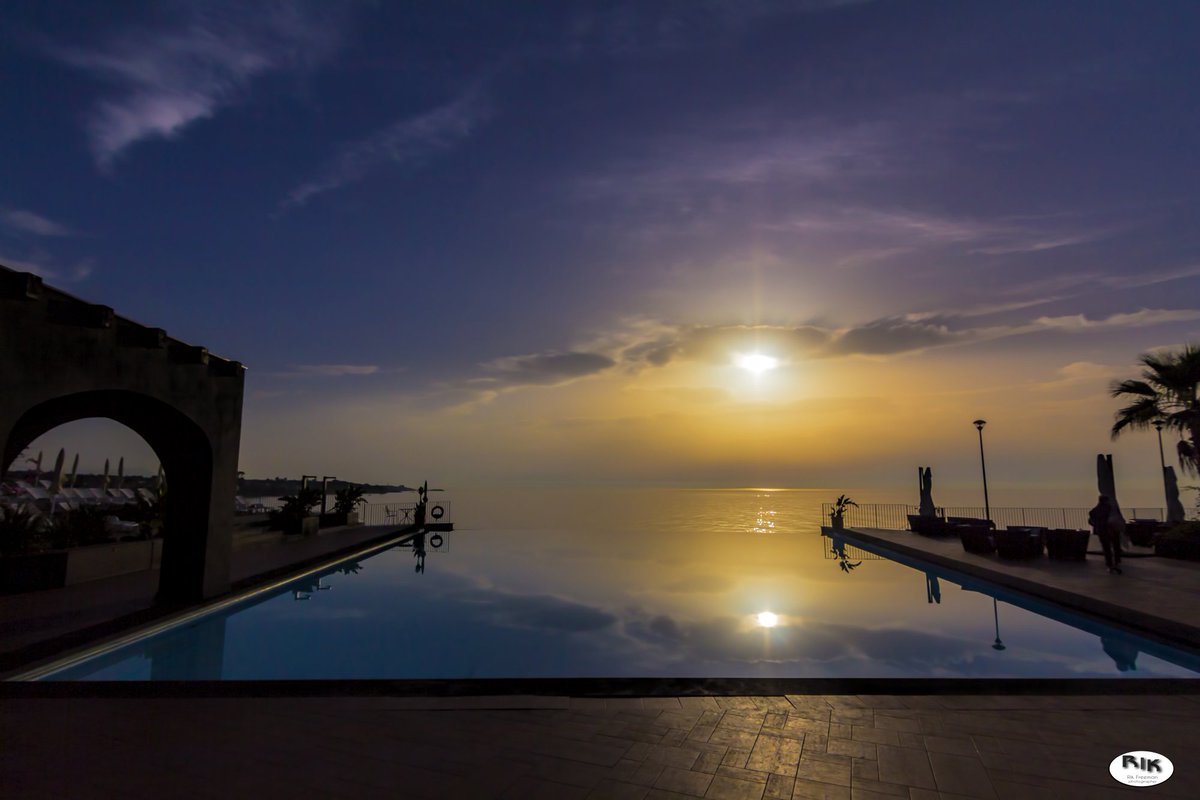 rickfr01's tweet photo. How I wish for another gorgeous sunrise.... #halkidiki #sicily #greece #italy #sunrise https://t.co/m5xZvaRhBf