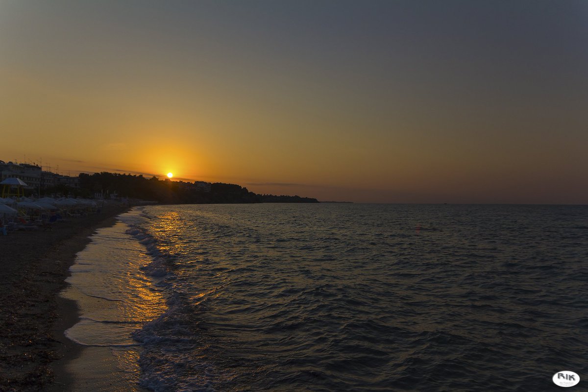 rickfr01's tweet photo. How I wish for another gorgeous sunrise.... #halkidiki #sicily #greece #italy #sunrise https://t.co/m5xZvaRhBf