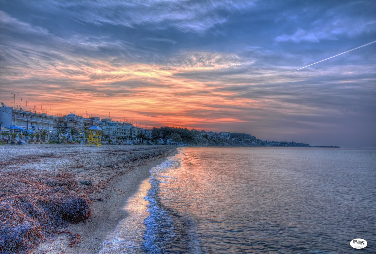 rickfr01's tweet photo. How I wish for another gorgeous sunrise.... #halkidiki #sicily #greece #italy #sunrise https://t.co/m5xZvaRhBf