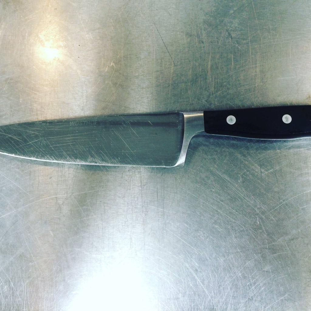 foofi73's tweet photo. The joy when a long lost friend suddenly reappears... Hello my old friend! πππ» #wustof #knives #chefslife #happy https://t.co/LpSxABkCNh